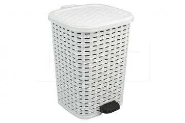 Plastový sešlapávací odpadkový koš v imitaci ratanu DUNQA (12l) - Bílý